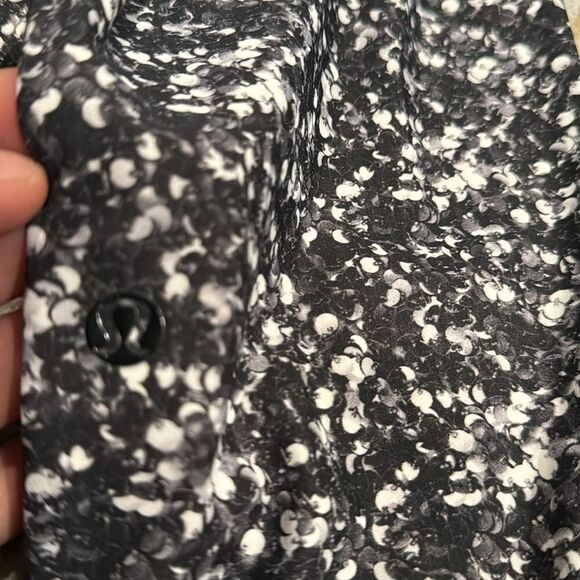 Lululemon Jet Crop
Shimmy Shimmer Black White pants size 4 in EUC - Picture 10 of 10